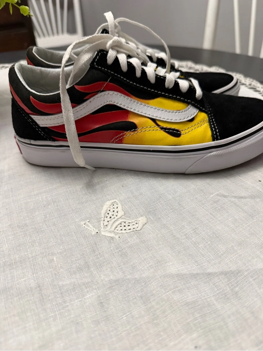 VANS OLD SKOOL FLAME SNEAKERS LOW TOP M: 6.0. W: 7.5
